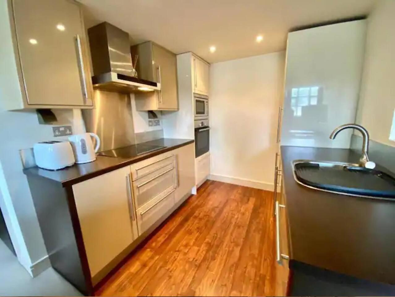 Kirkburton Lovely 1 Bedroom Apartment With Free Parking & Gym מראה חיצוני תמונה