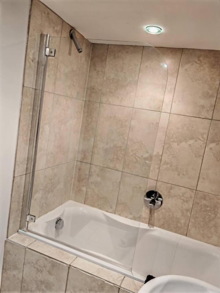 Kirkburton Lovely 1 Bedroom Apartment With Free Parking & Gym מראה חיצוני תמונה