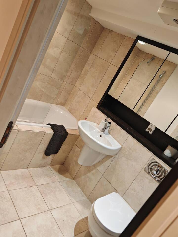 Kirkburton Lovely 1 Bedroom Apartment With Free Parking & Gym מראה חיצוני תמונה