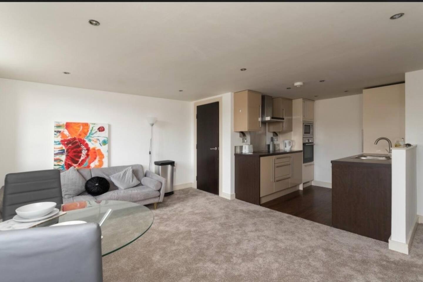 Kirkburton Lovely 1 Bedroom Apartment With Free Parking & Gym מראה חיצוני תמונה
