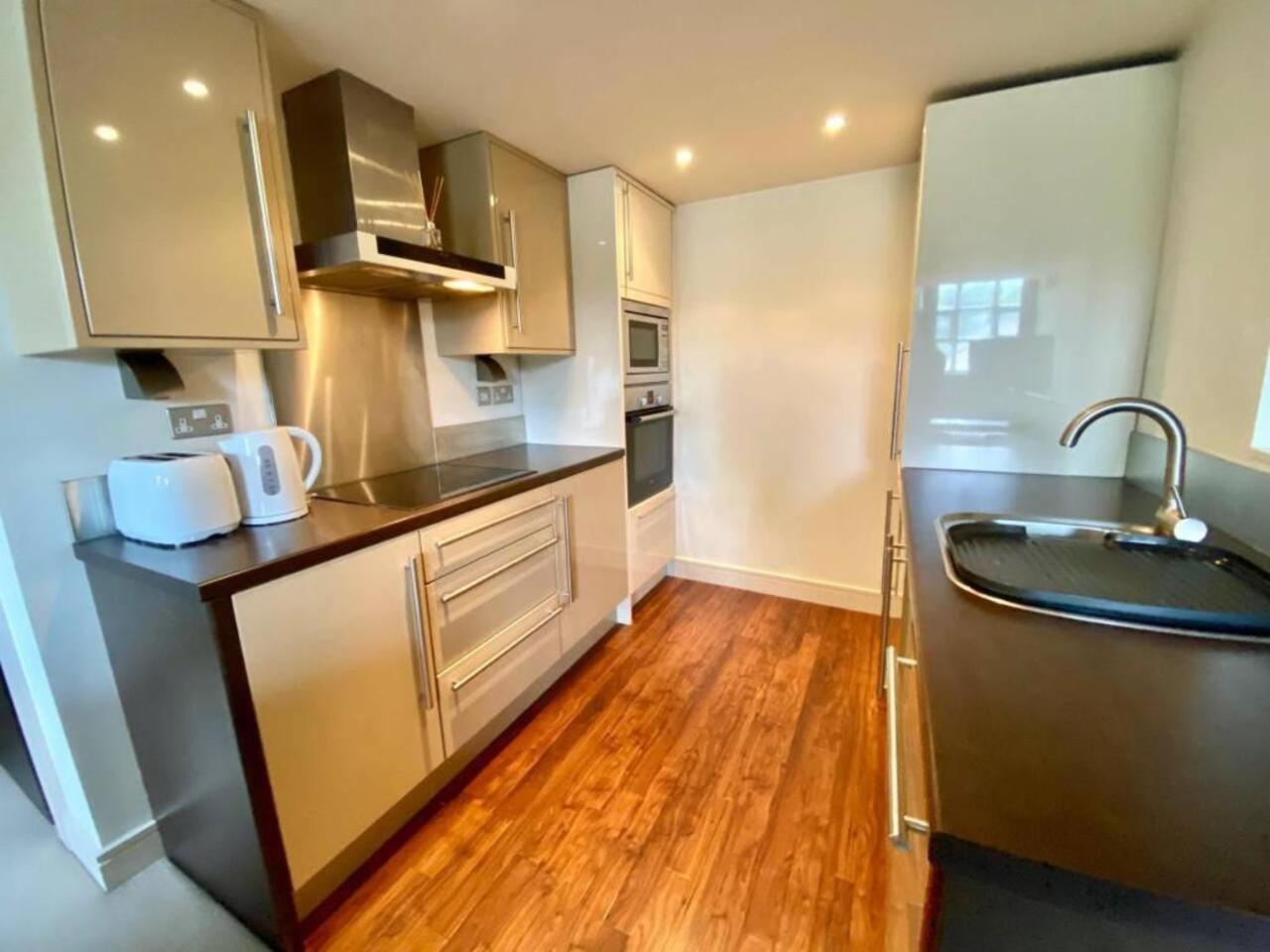 Kirkburton Lovely 1 Bedroom Apartment With Free Parking & Gym מראה חיצוני תמונה